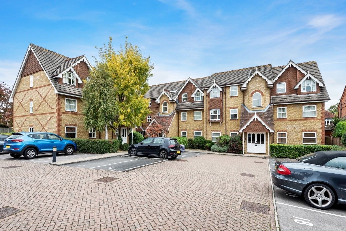 Flat Halfpenny Lane in Sunningdale
