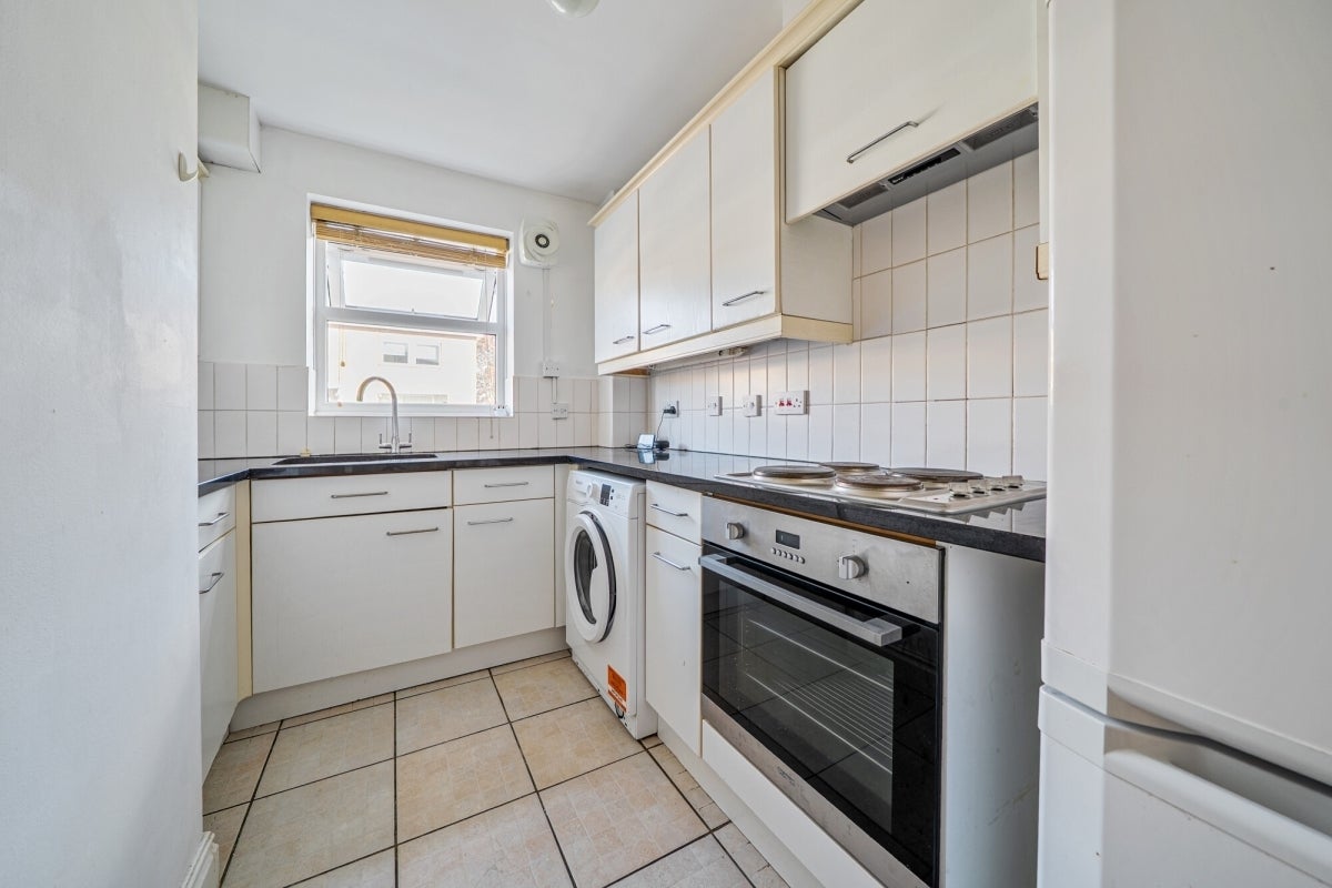 Flat Halfpenny Lane in Sunningdale