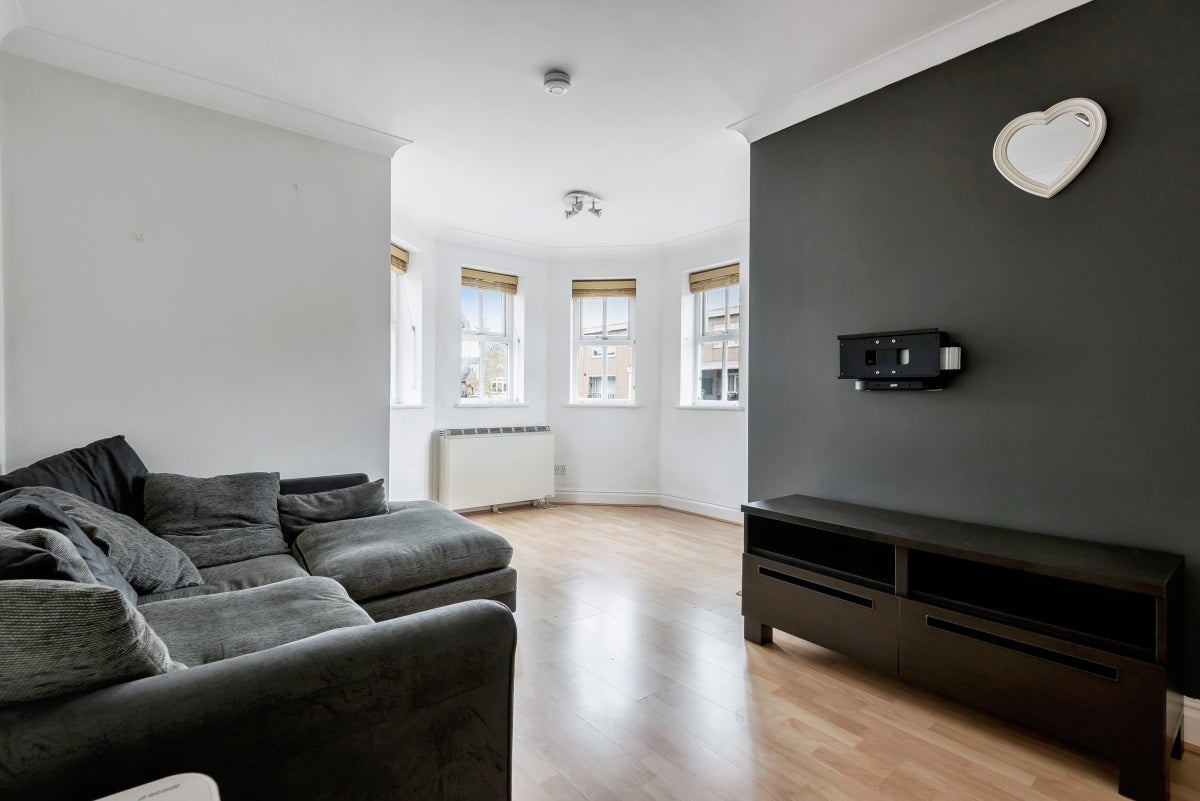 Flat Halfpenny Lane in Sunningdale