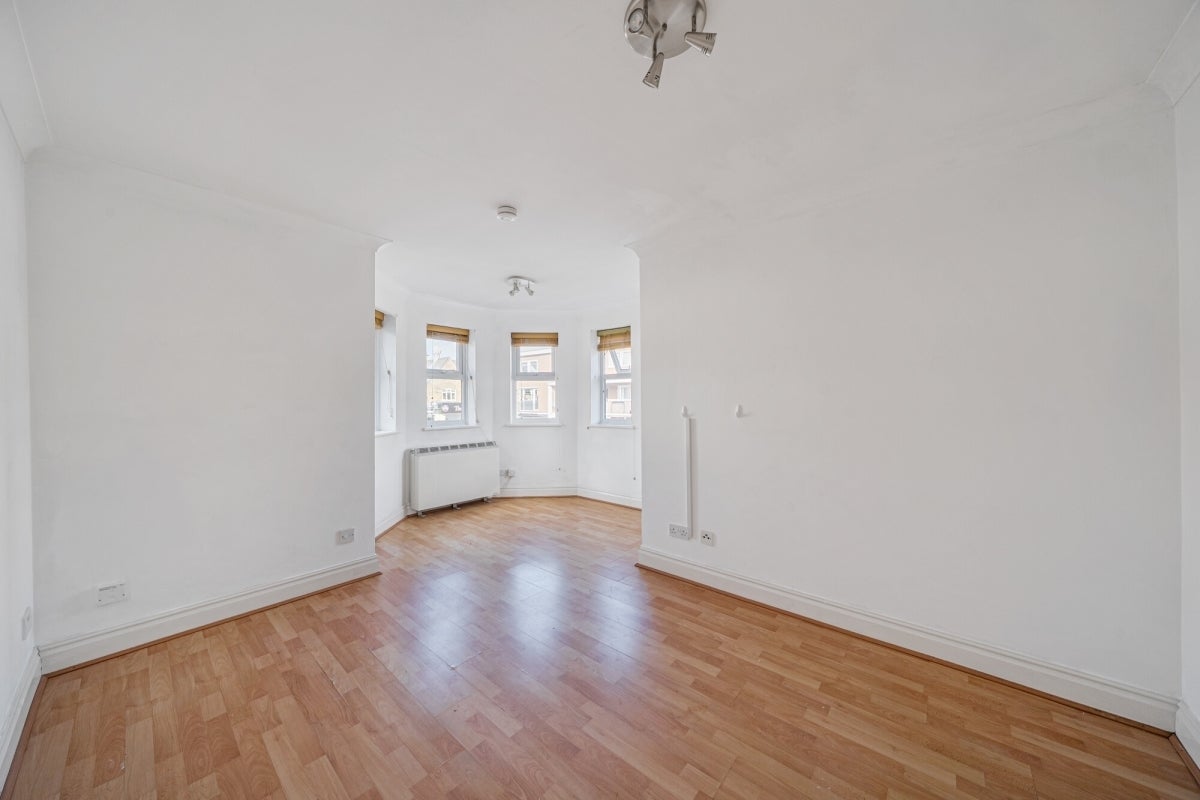 Flat Halfpenny Lane in Sunningdale