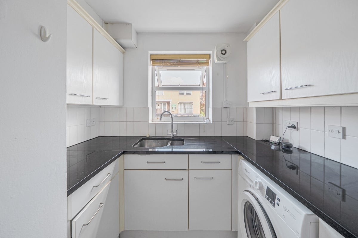 Flat Halfpenny Lane in Sunningdale