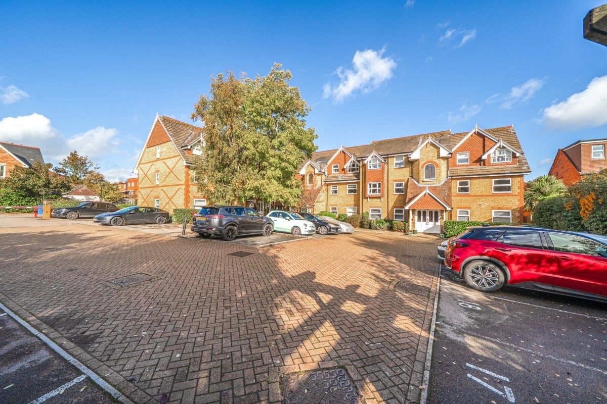 Flat Halfpenny Lane in Sunningdale