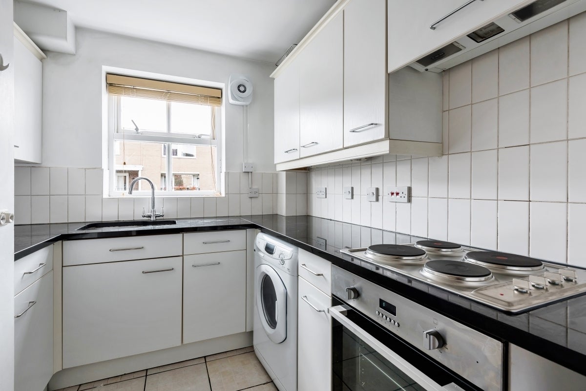 Flat Halfpenny Lane in Sunningdale