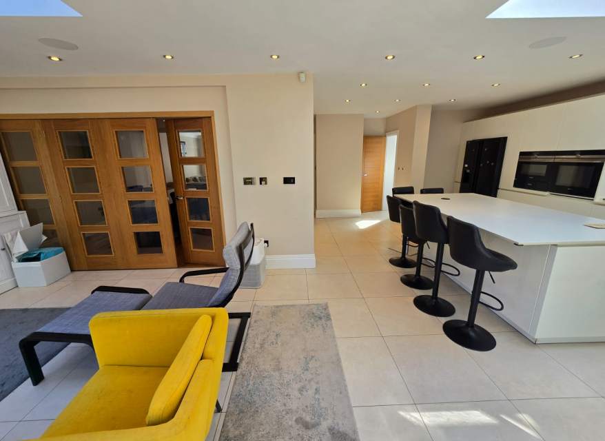 House Wentworth Avenue in Greater London