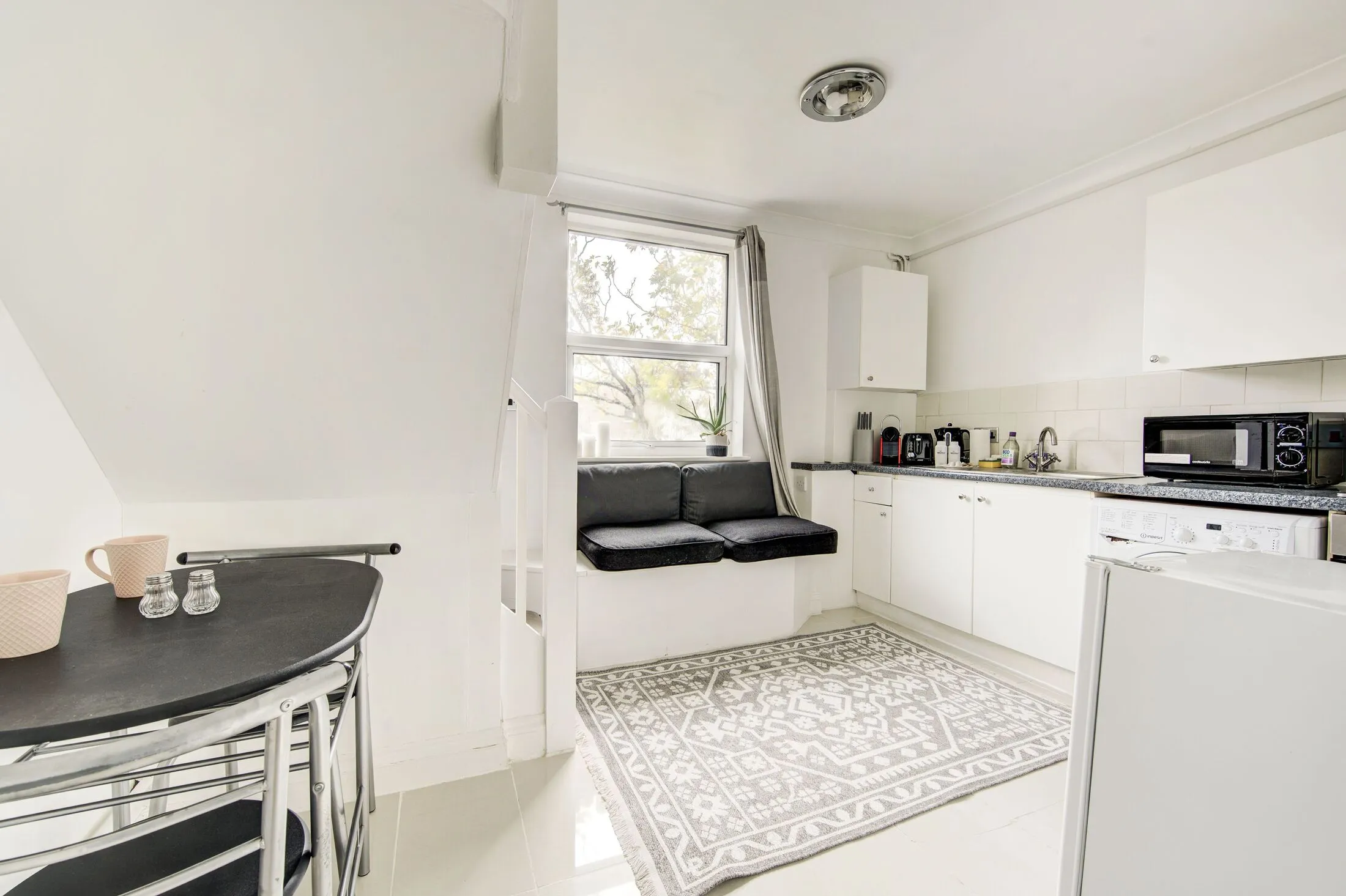 Flat Hogarth Road in Greater London