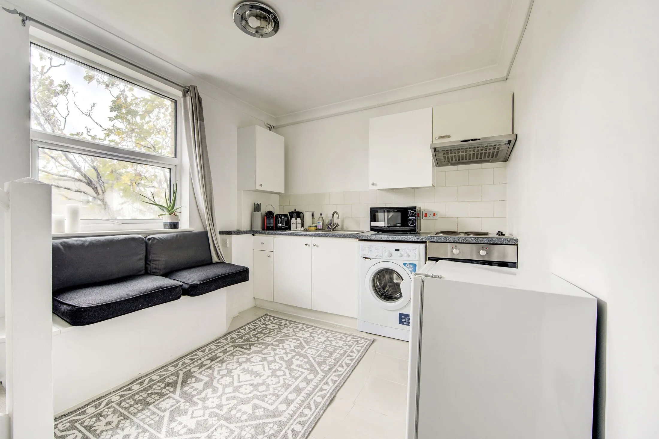 Flat Hogarth Road in Greater London