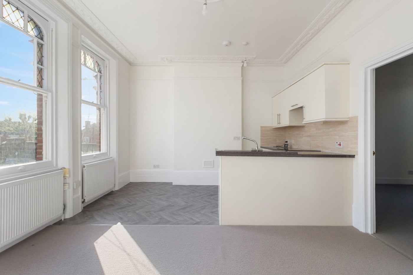 Flat Ferme Park Road in Greater London