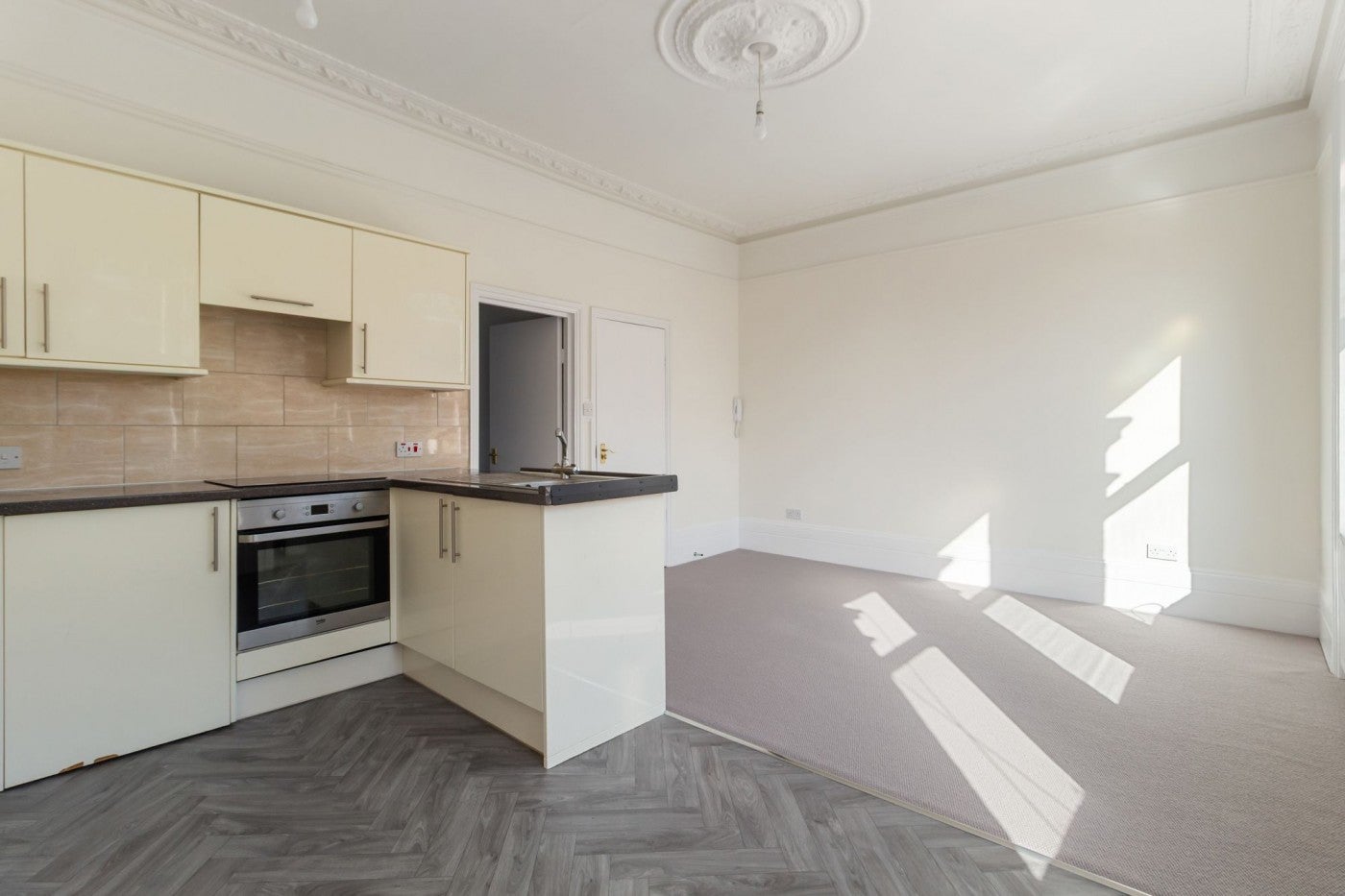 Flat Ferme Park Road in Greater London