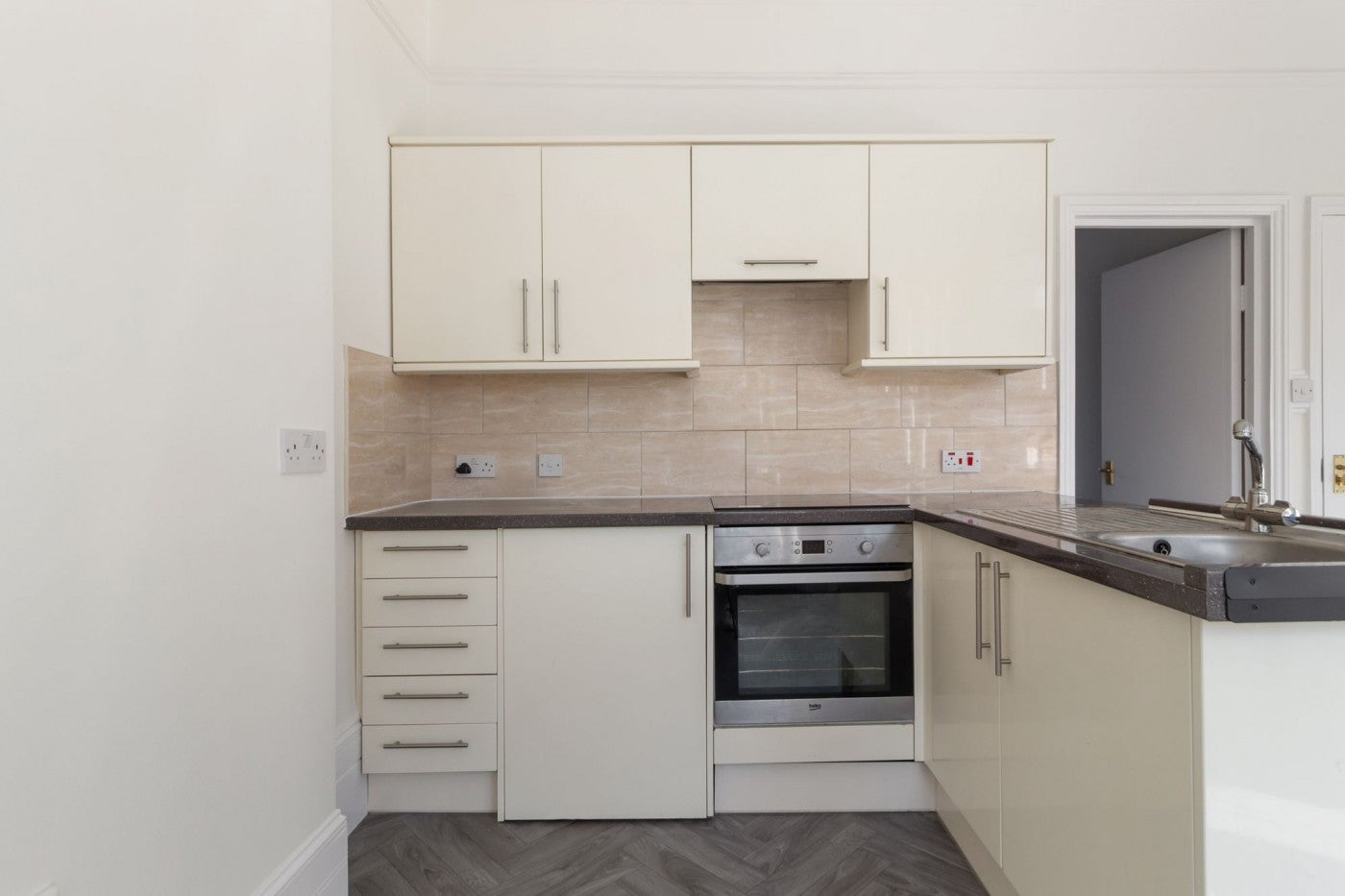 Flat Ferme Park Road in Greater London