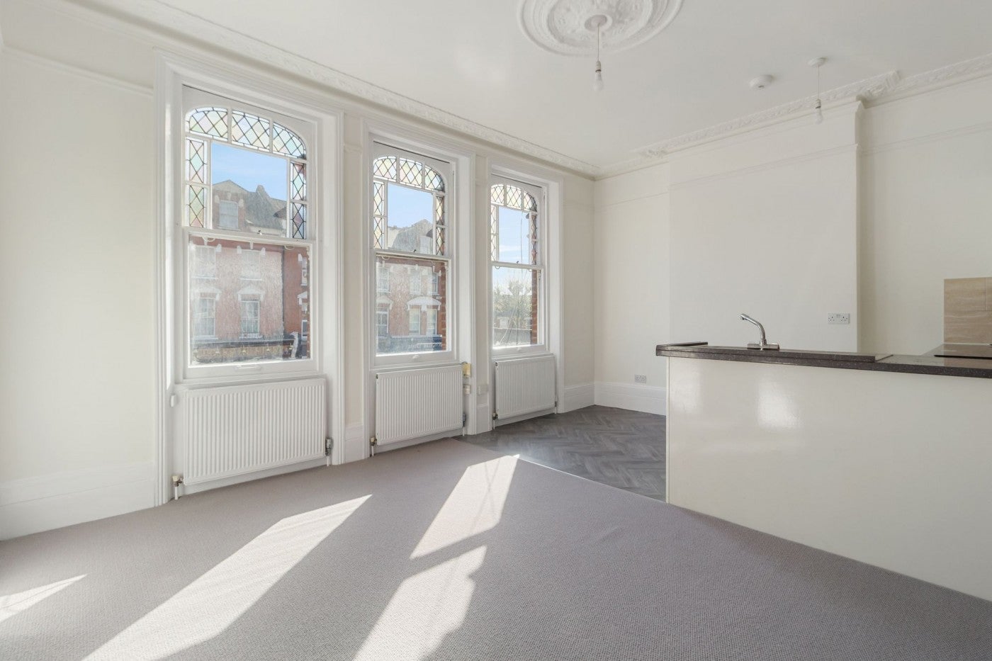 Flat Ferme Park Road in Greater London