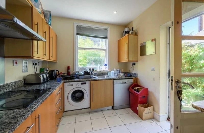 Room Avondale Square in Greater London