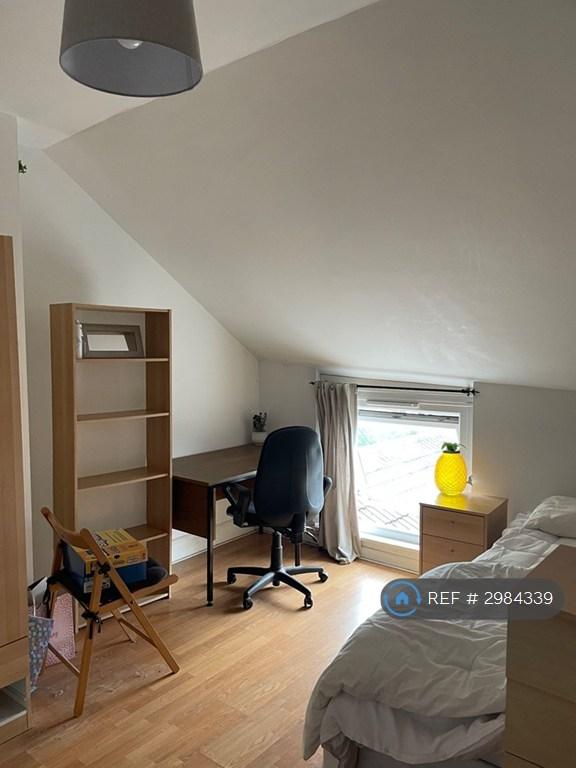Room Gwydr Crescent in Swansea