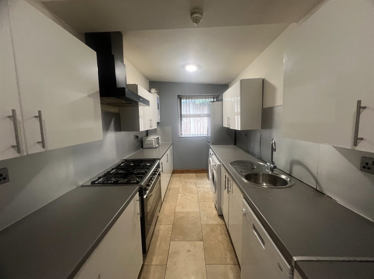 Room Lois Avenue in Nottingham
