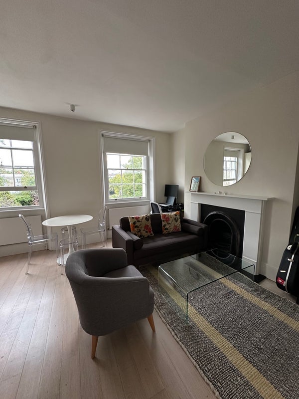 Flat Thornhill Square in Greater London