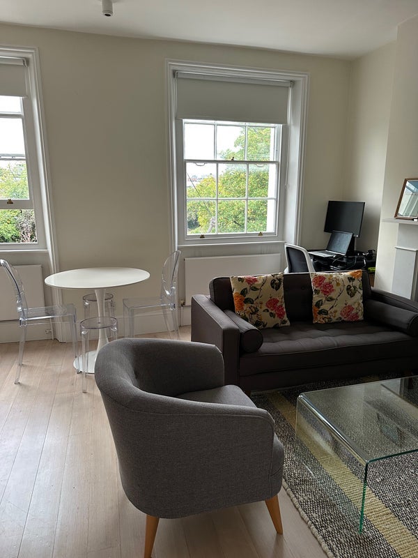 Flat Thornhill Square in Greater London