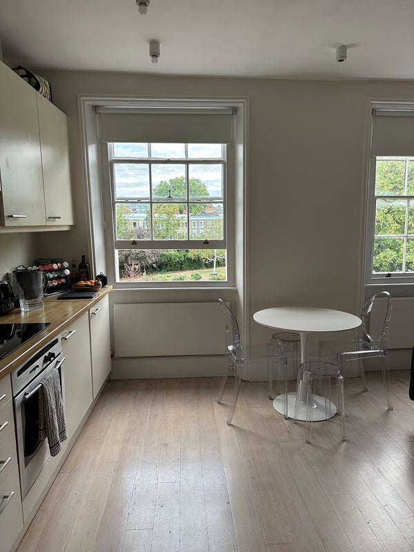 Flat Thornhill Square in Greater London