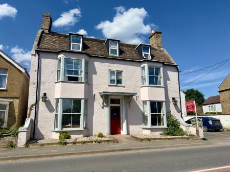 Room High Street in Huntingdonshire