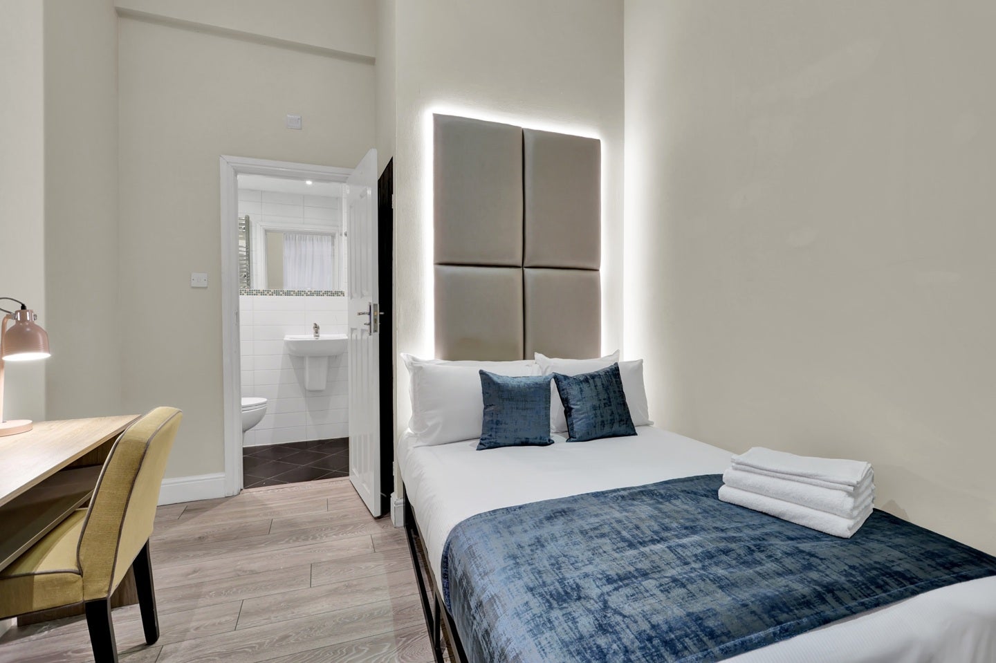 Flat Finchley Road in Greater London