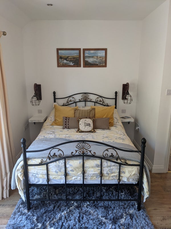 Room Mountain Road in Bedwas