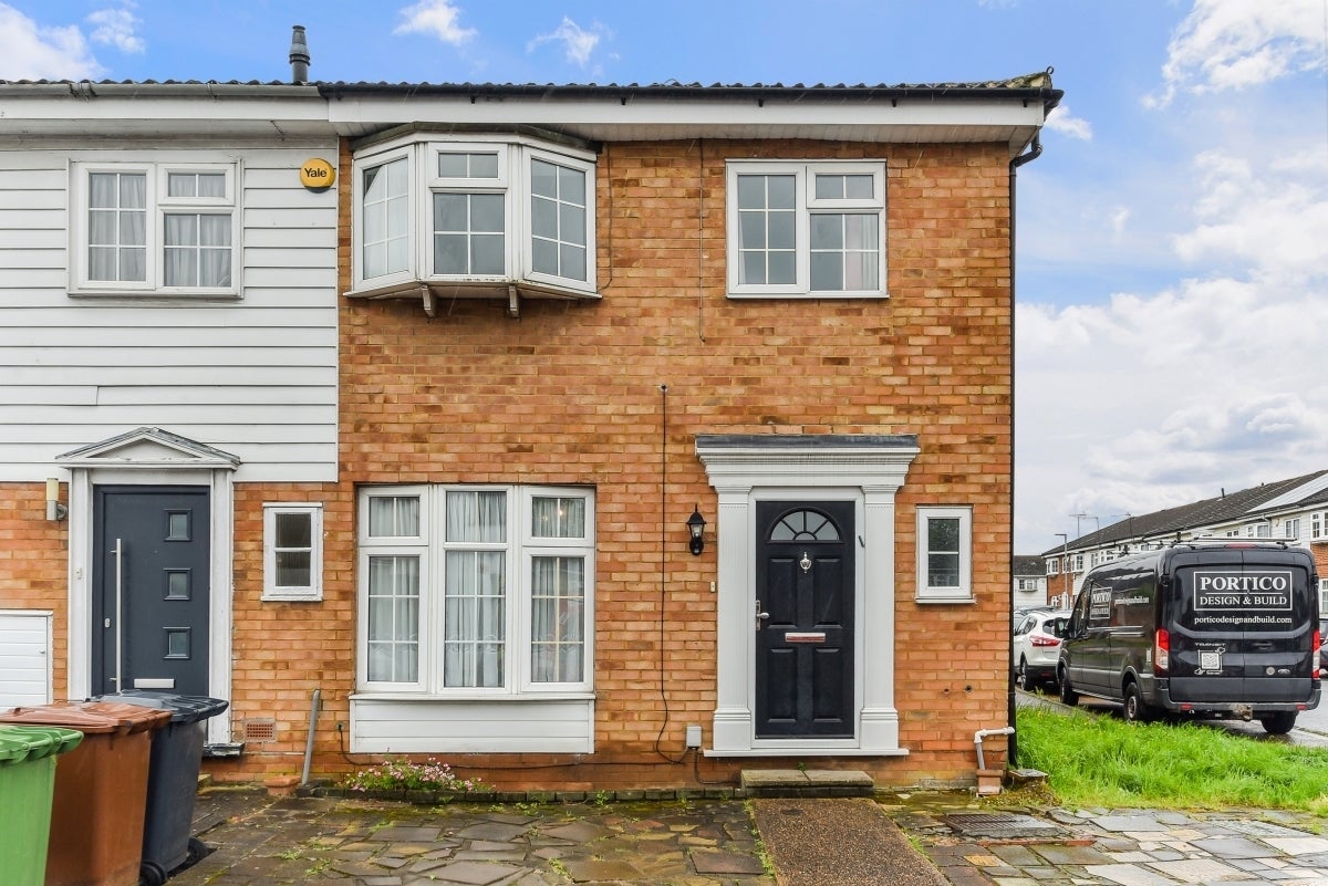 House Whitehouse Avenue in Hertsmere