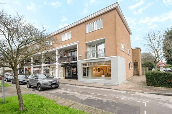Flat Chobham Road in Ascot