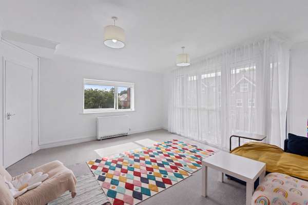 Flat Chobham Road in Ascot