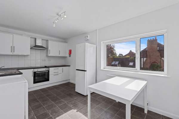 Flat Chobham Road in Ascot