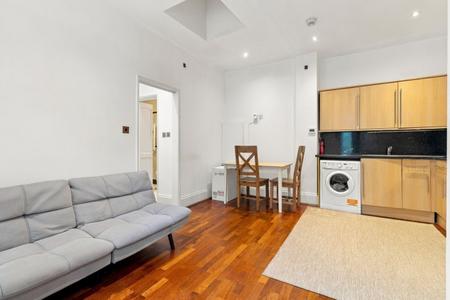 Flat Fairbridge Road in Greater London