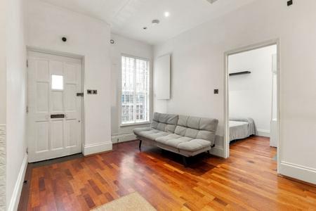 Flat Fairbridge Road in Greater London