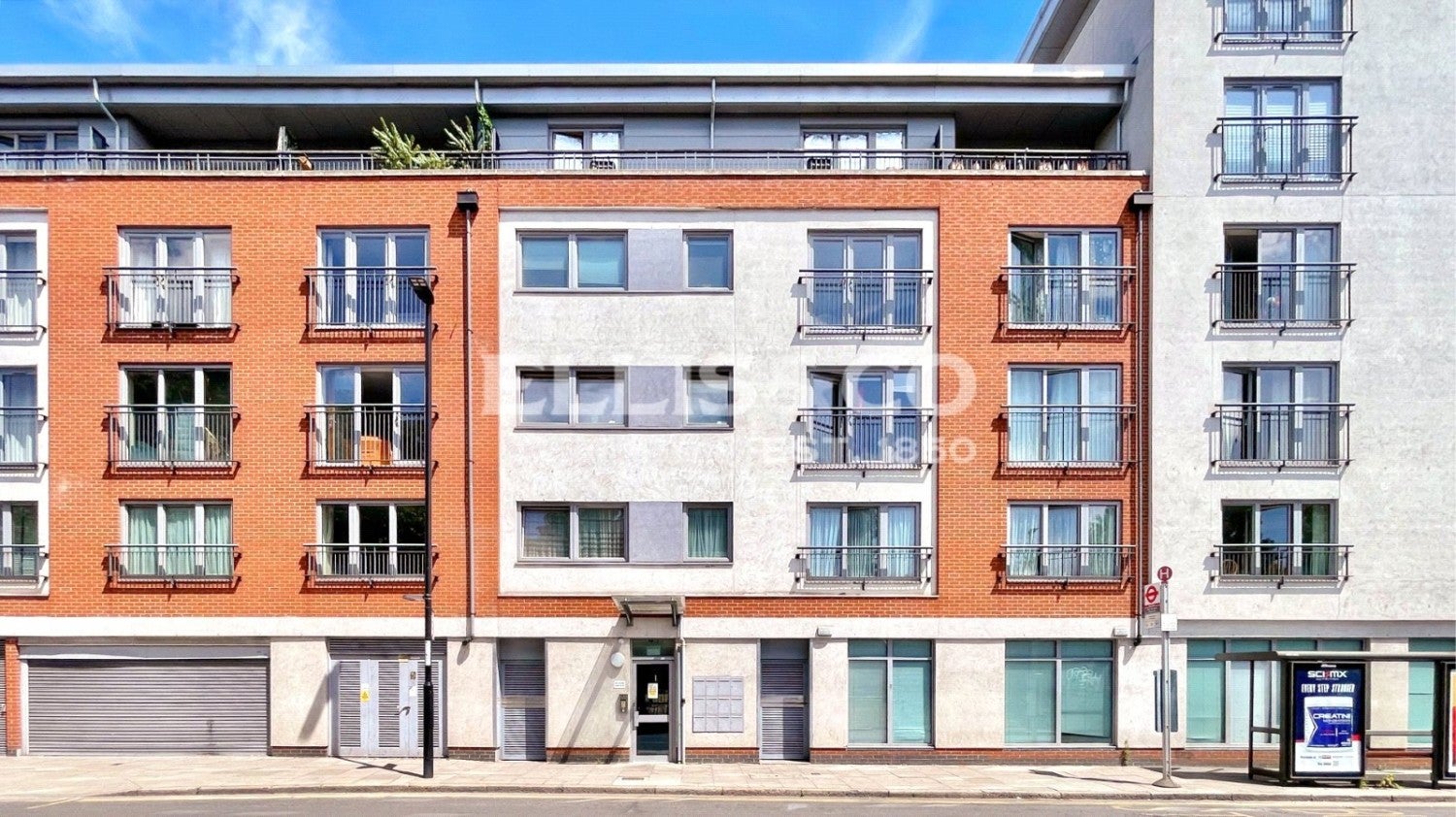 Flat Mattock Lane in Greater London