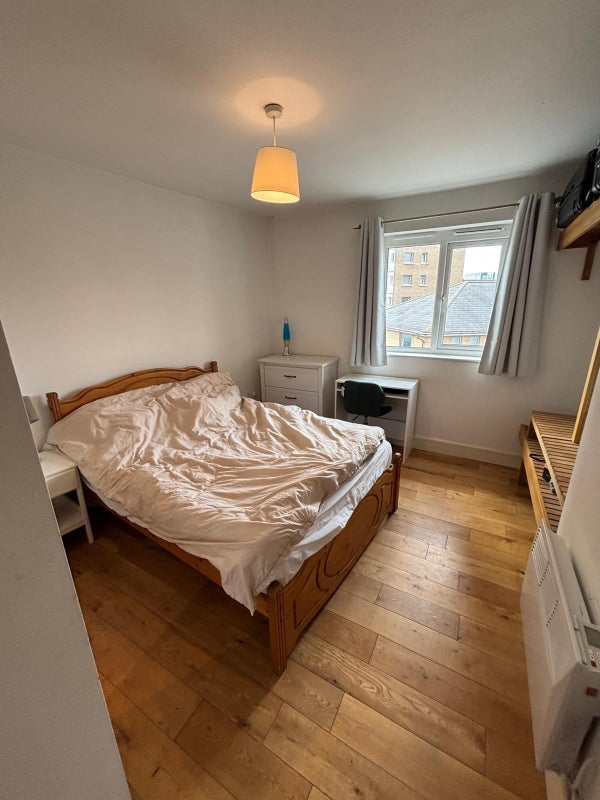 Room Deancross Street in Greater London