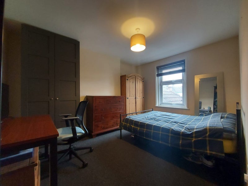 Room Mansfield Road in Poole
