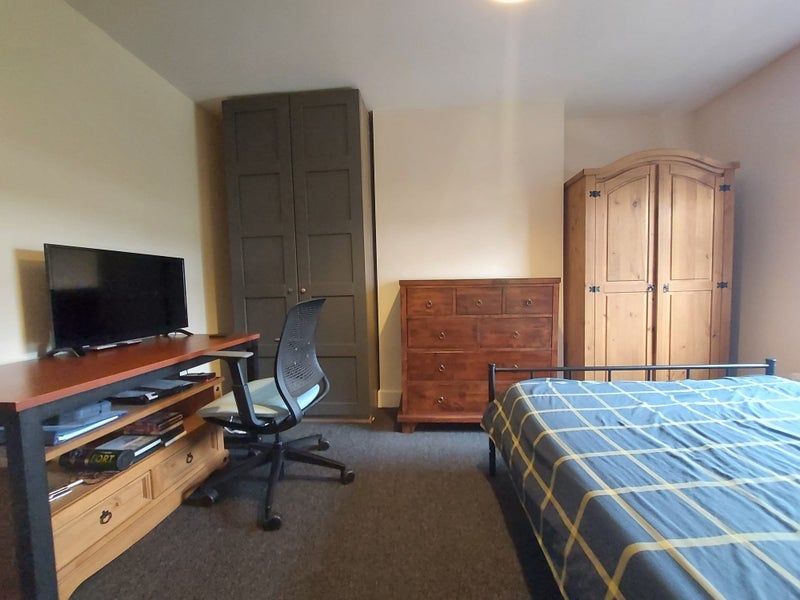 Room Mansfield Road in Poole