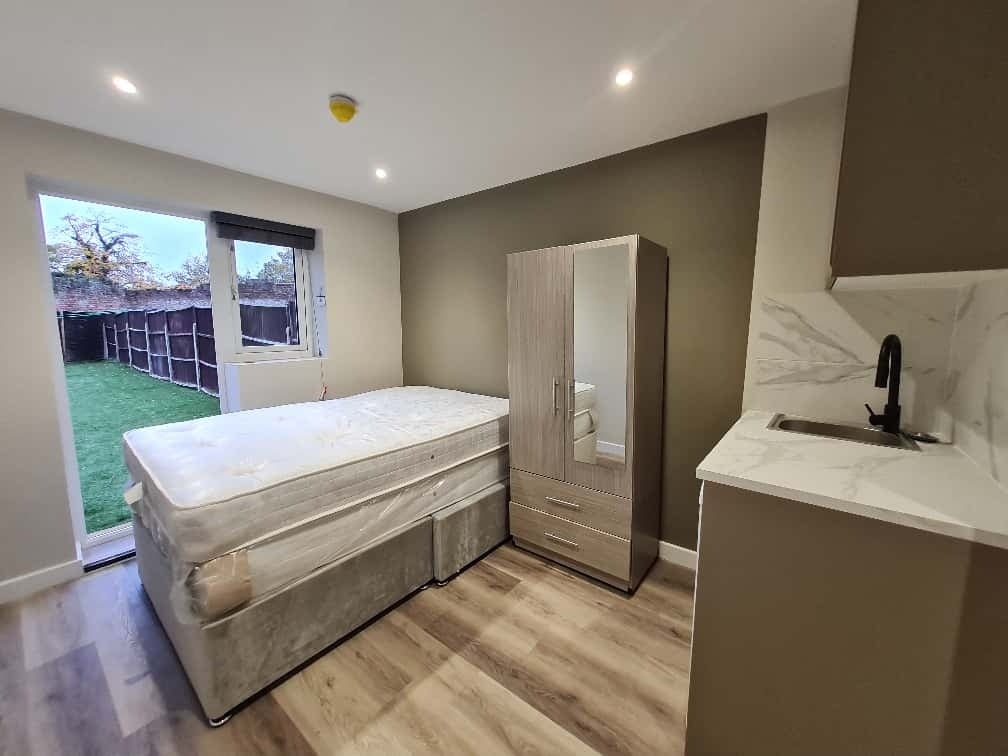 Flat Summerhouse Lane in Greater London