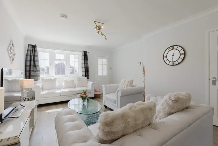 House Dickins Close in Cheshunt