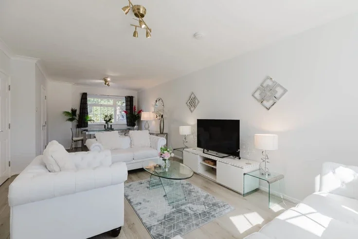 House Dickins Close in Cheshunt