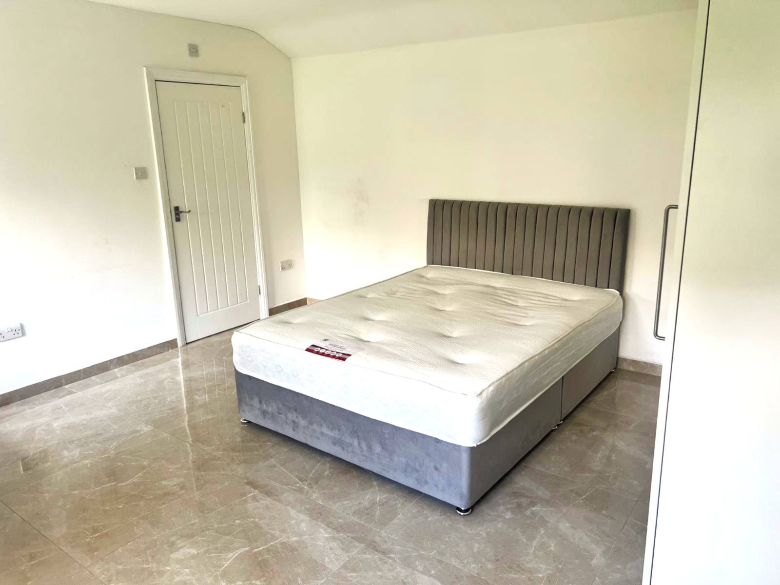 Flat Redden Court Road in Greater London