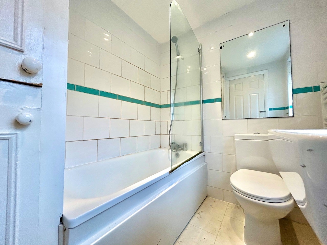 Room Broughton Road in Greater London