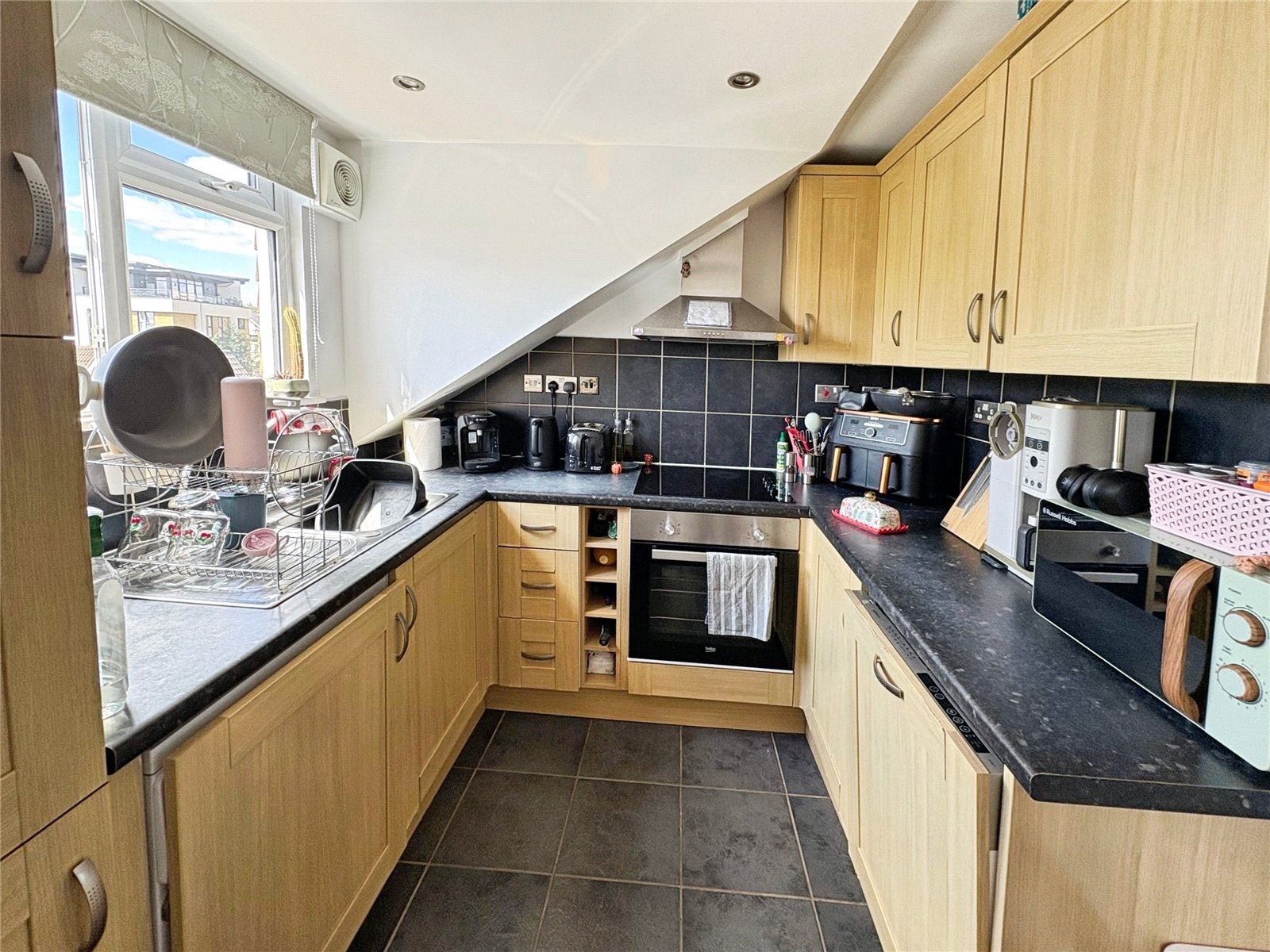 Flat Kingfield Road in Woking
