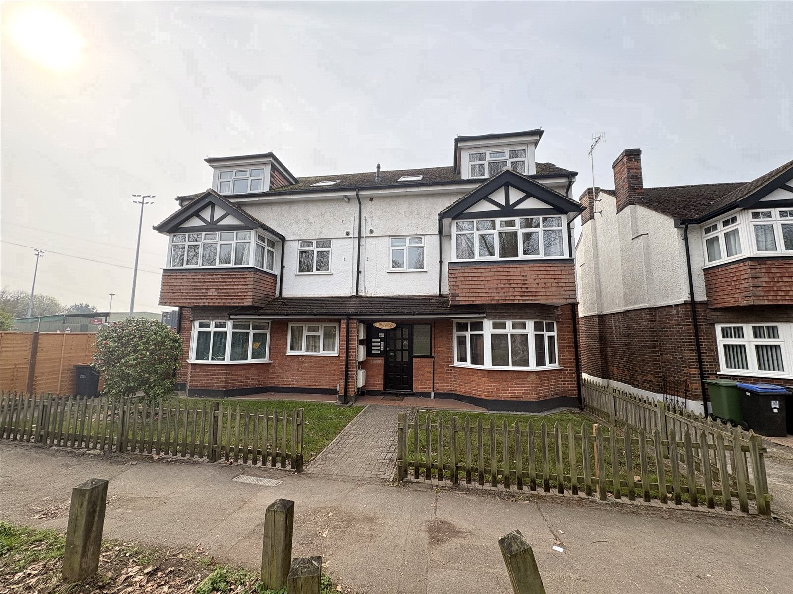Flat Kingfield Road in Woking