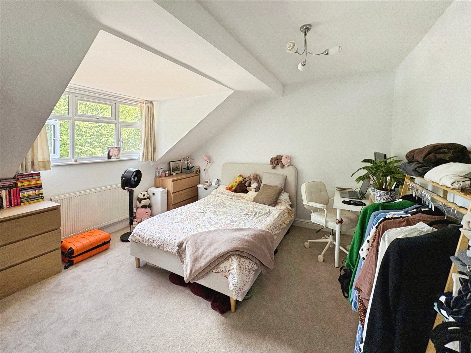 Flat Kingfield Road in Woking