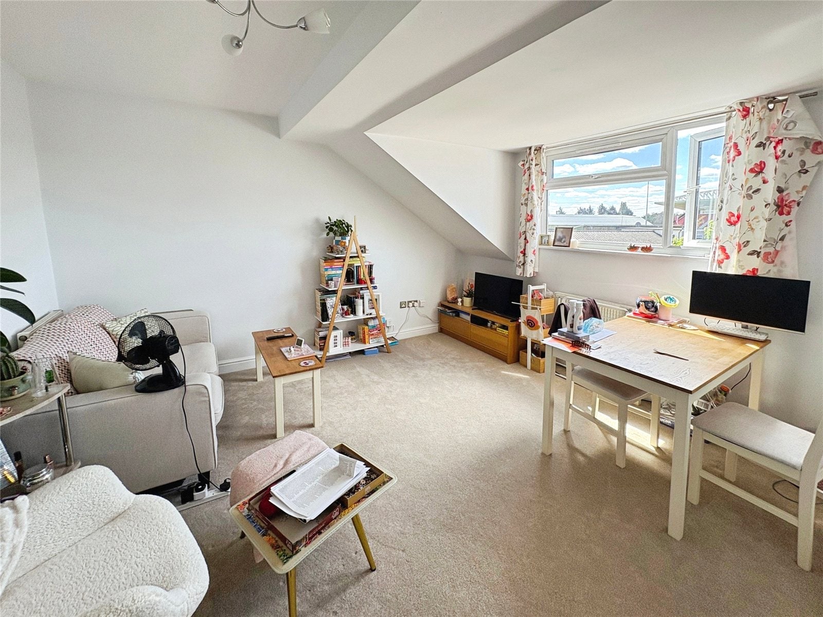 Flat Kingfield Road in Woking