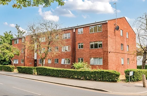 Flat Worple Road in Greater London