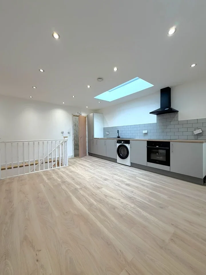 Flat Woolwich Road in Greater London