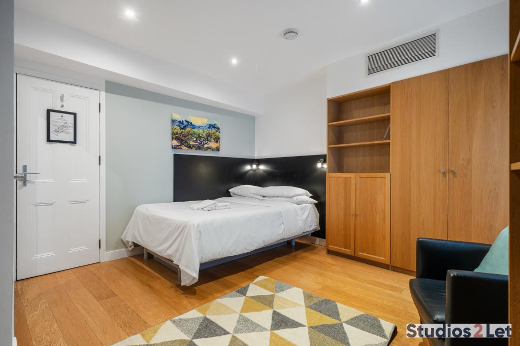 Flat Cartwright Gardens in Greater London