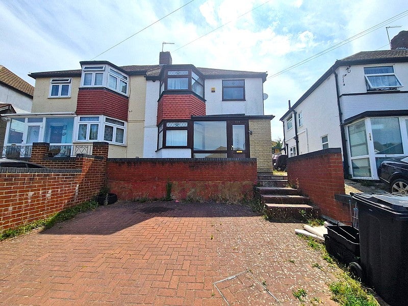 House Caterham Avenue in Greater London