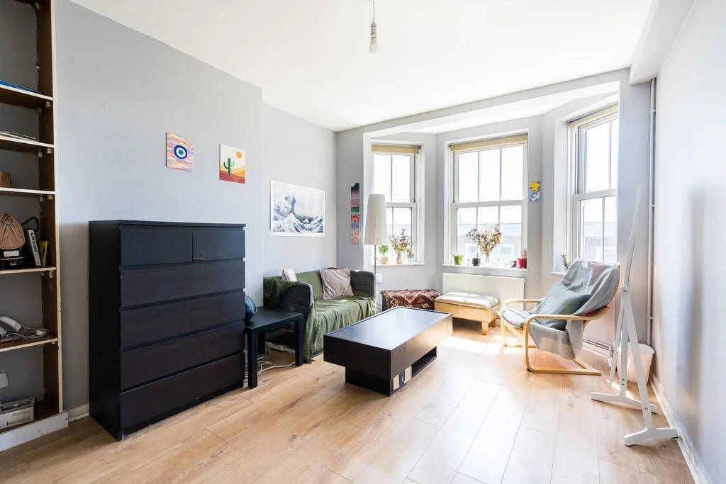 Flat Queen's Crescent in Greater London