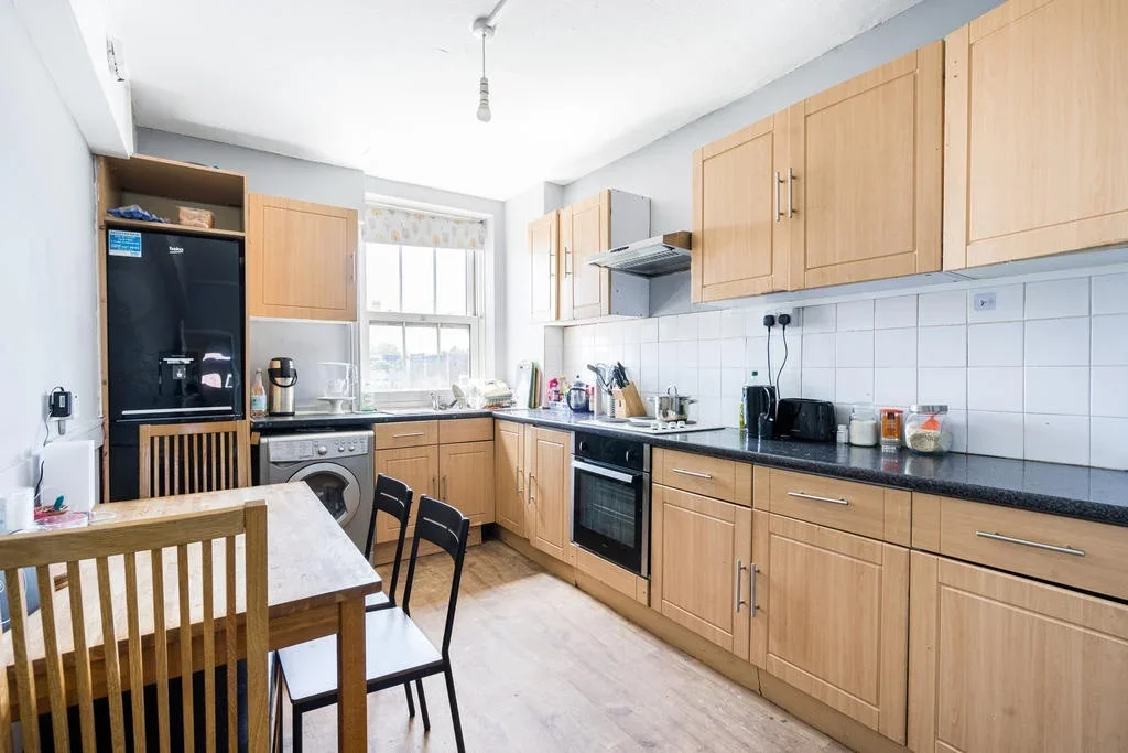 Flat Queen's Crescent in Greater London