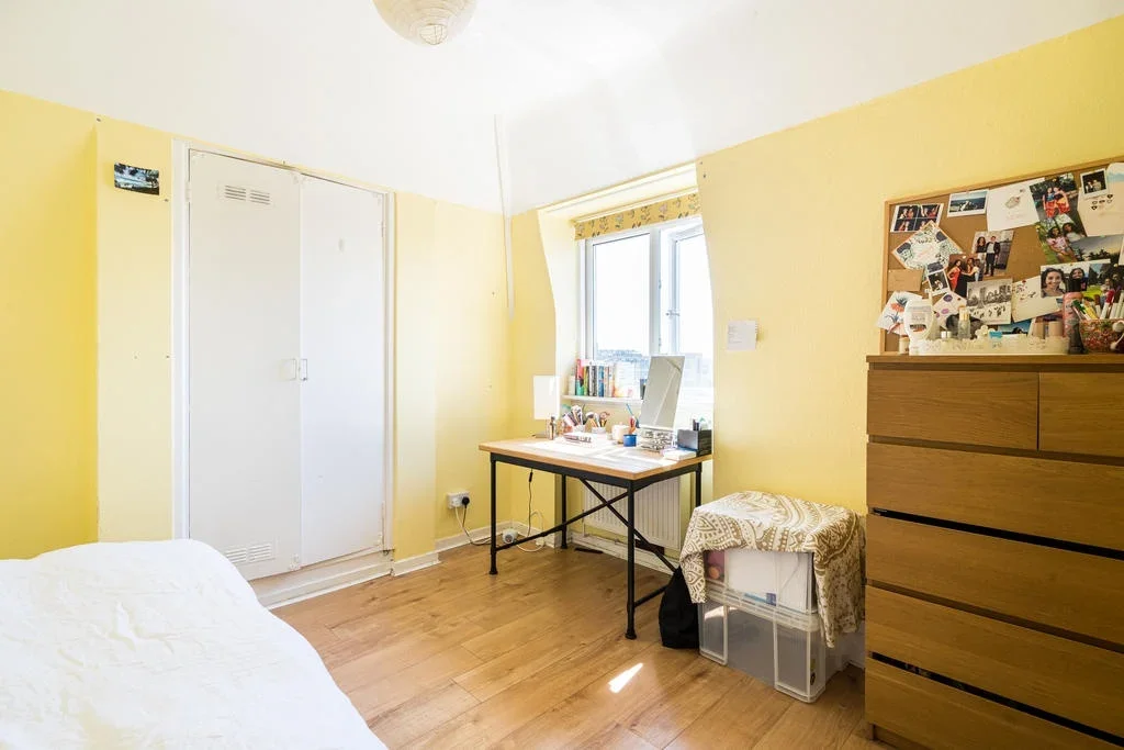 Flat Queen's Crescent in Greater London