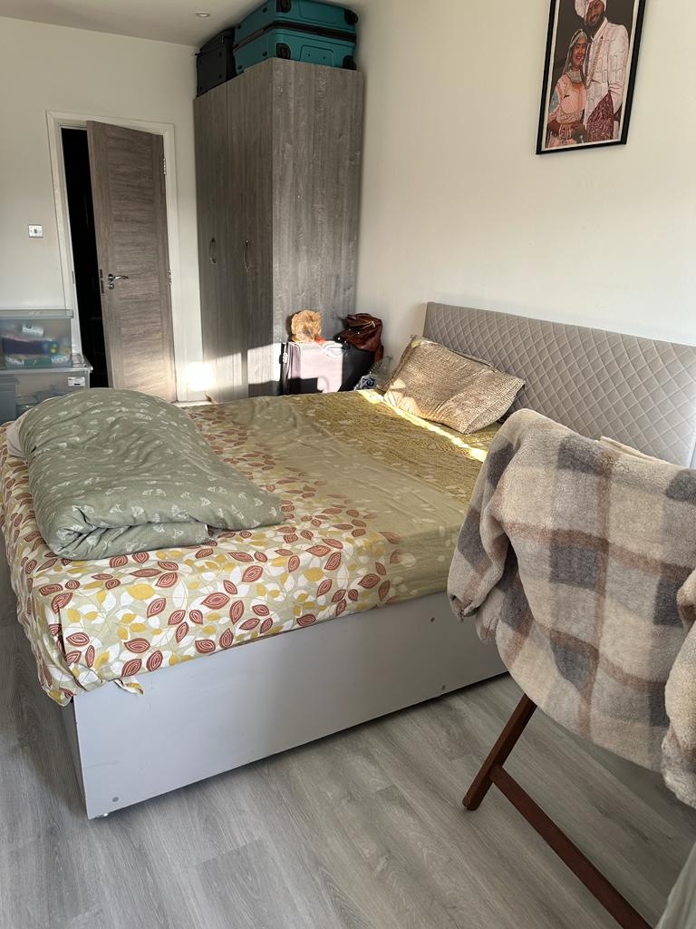 Flat Chaplin Road in Greater London